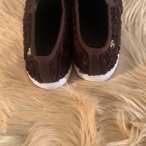 TORY BURCH BROWN FLOWER SNEAKER. - Picture 2 of 6